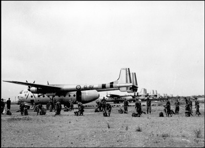 5 novembre 1956 : Les parachutistes franco-britanniques sautent sur Suez . Noratlas-suez